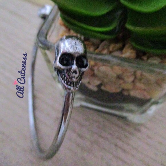 🎀 Edgy Skull Cuff Bracelet - Picture 4 of 7